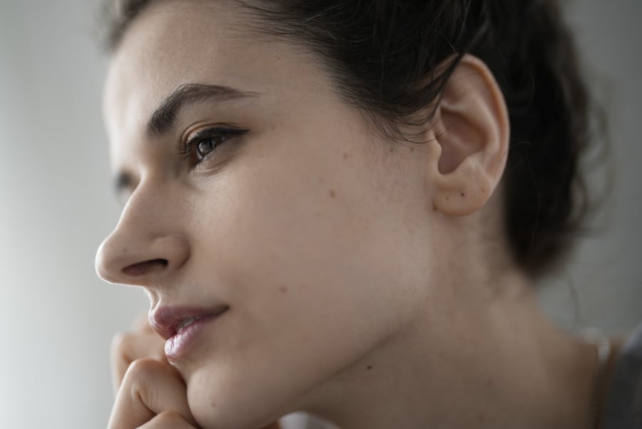 Example image demonstrating a wide f1.2 aperture depth of field